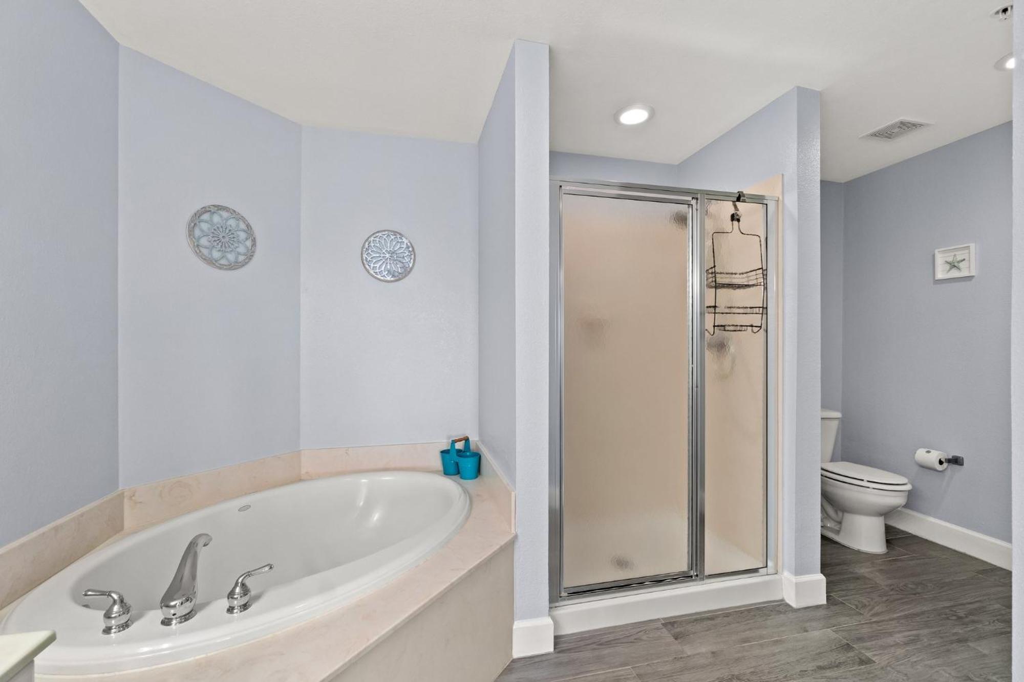 Tidewater Luxury Penthouse With Amenities And A View!