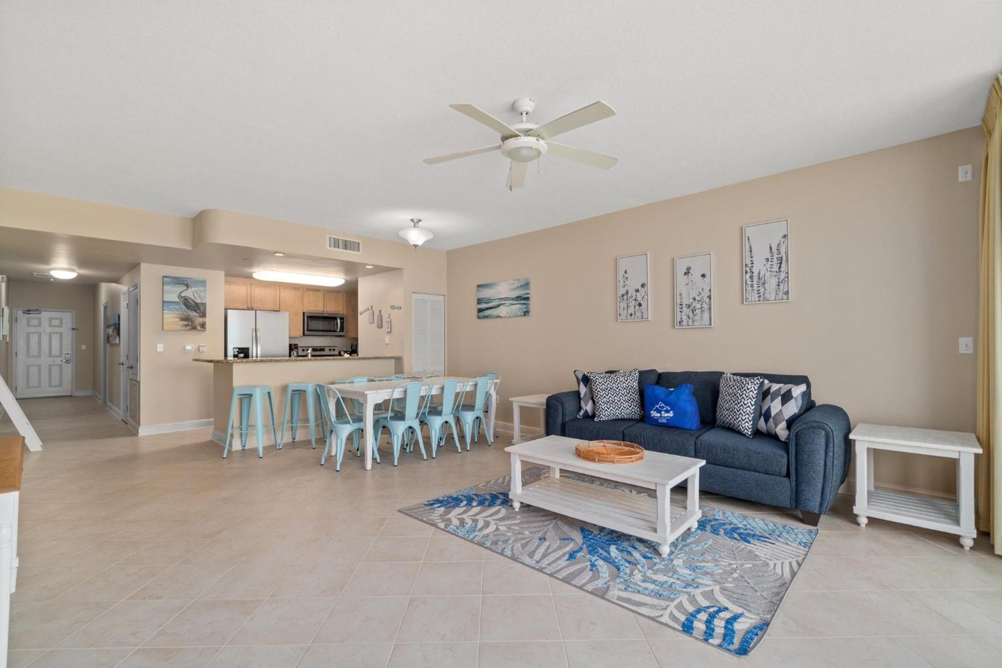 Holiday home Beautiful 5th Floor Aqua Unit With Direct Ocean Views, Sleeps 8!