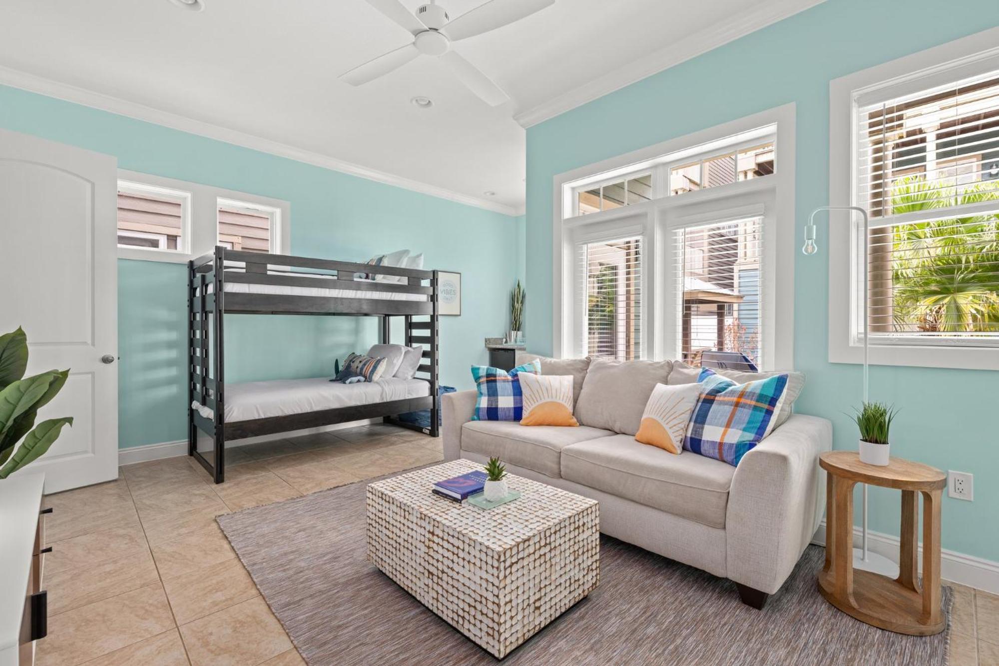 Villa Crescent Moon Palace - A Luxury With Pool, Parking, Just Steps To The