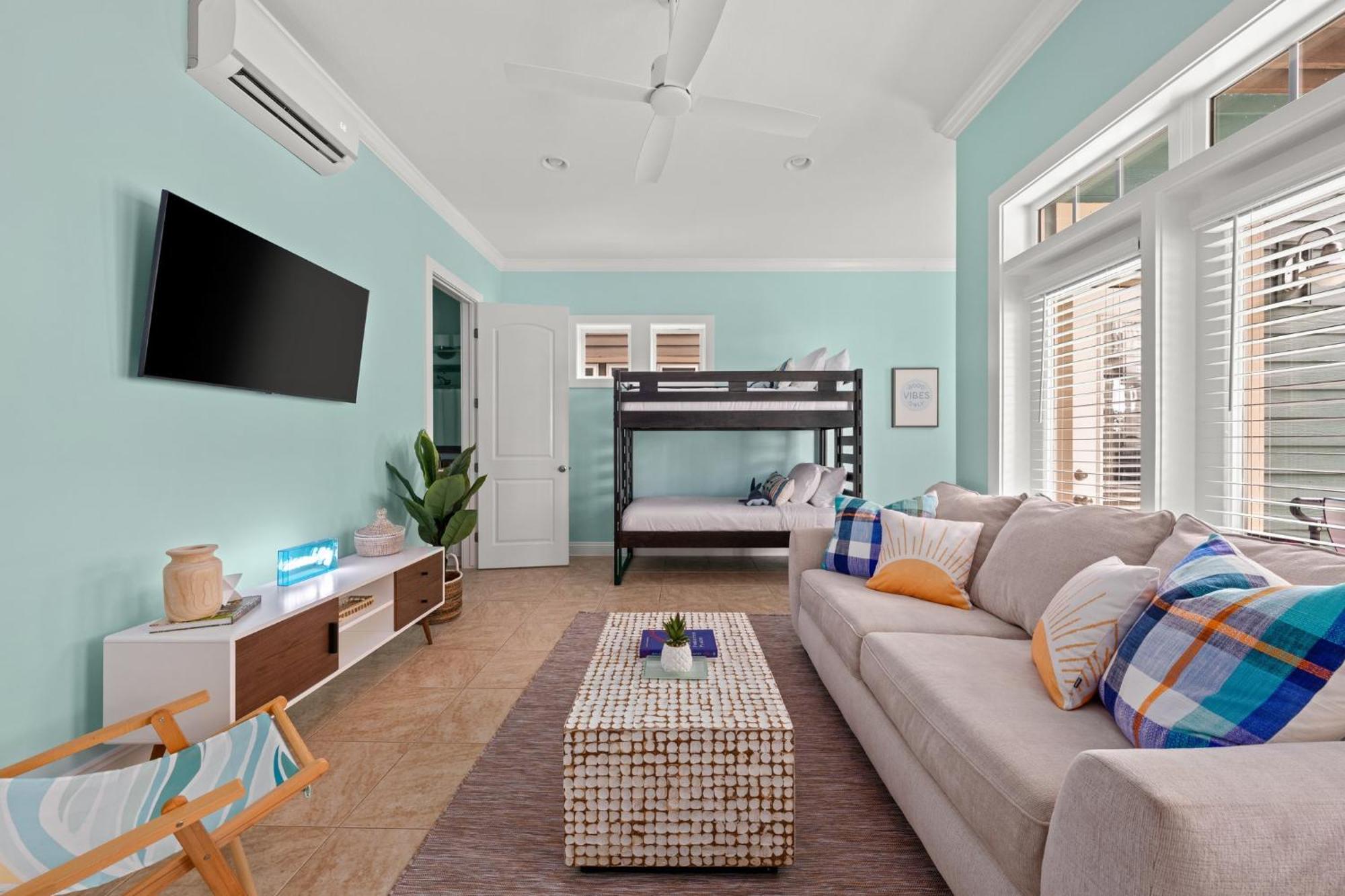 Villa Crescent Moon Palace - A Luxury With Pool, Parking, Just Steps To The