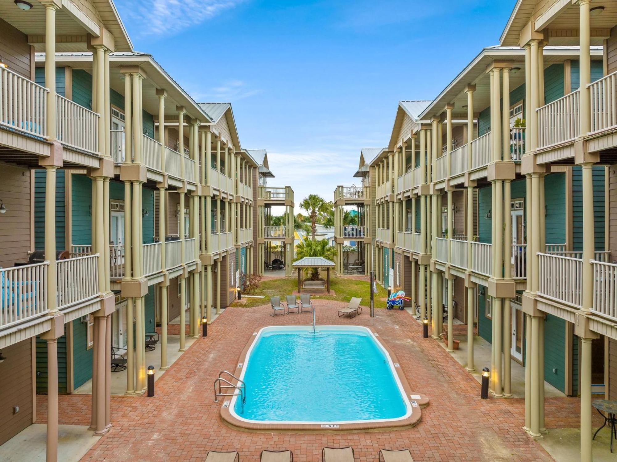 Villa Crescent Moon Palace - A Luxury With Pool, Parking, Just Steps To The