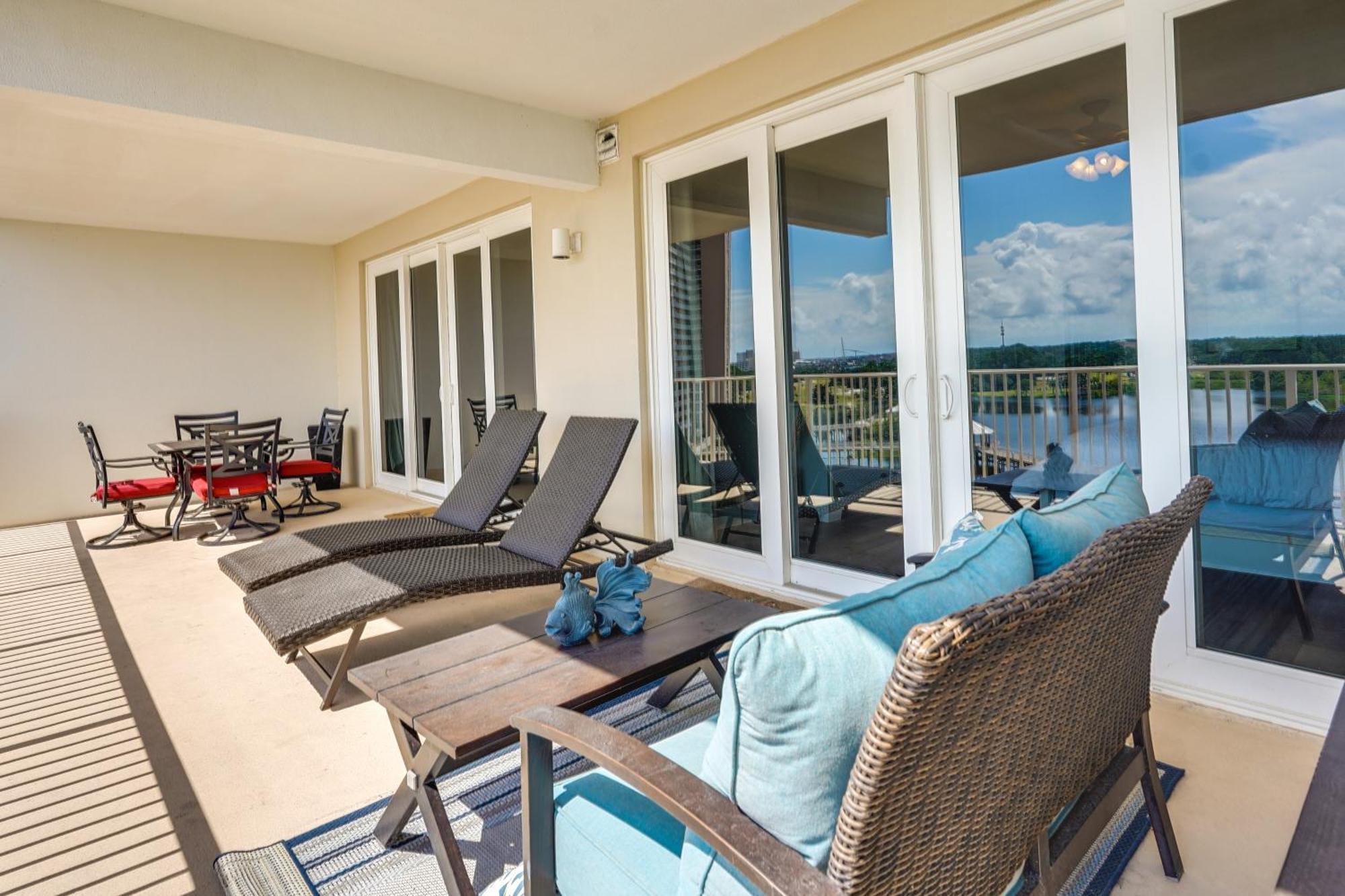 Pcb Vacation With Balcony And Access!