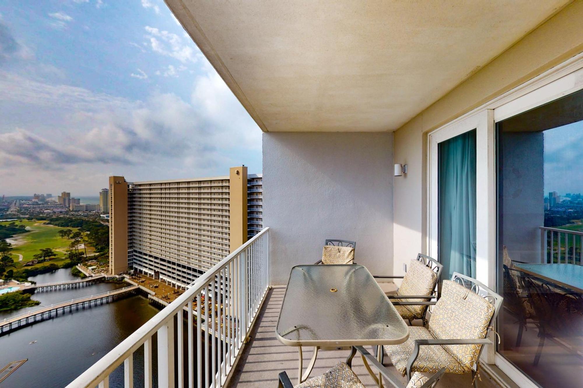 Laketown Wharf 1937 Apartment