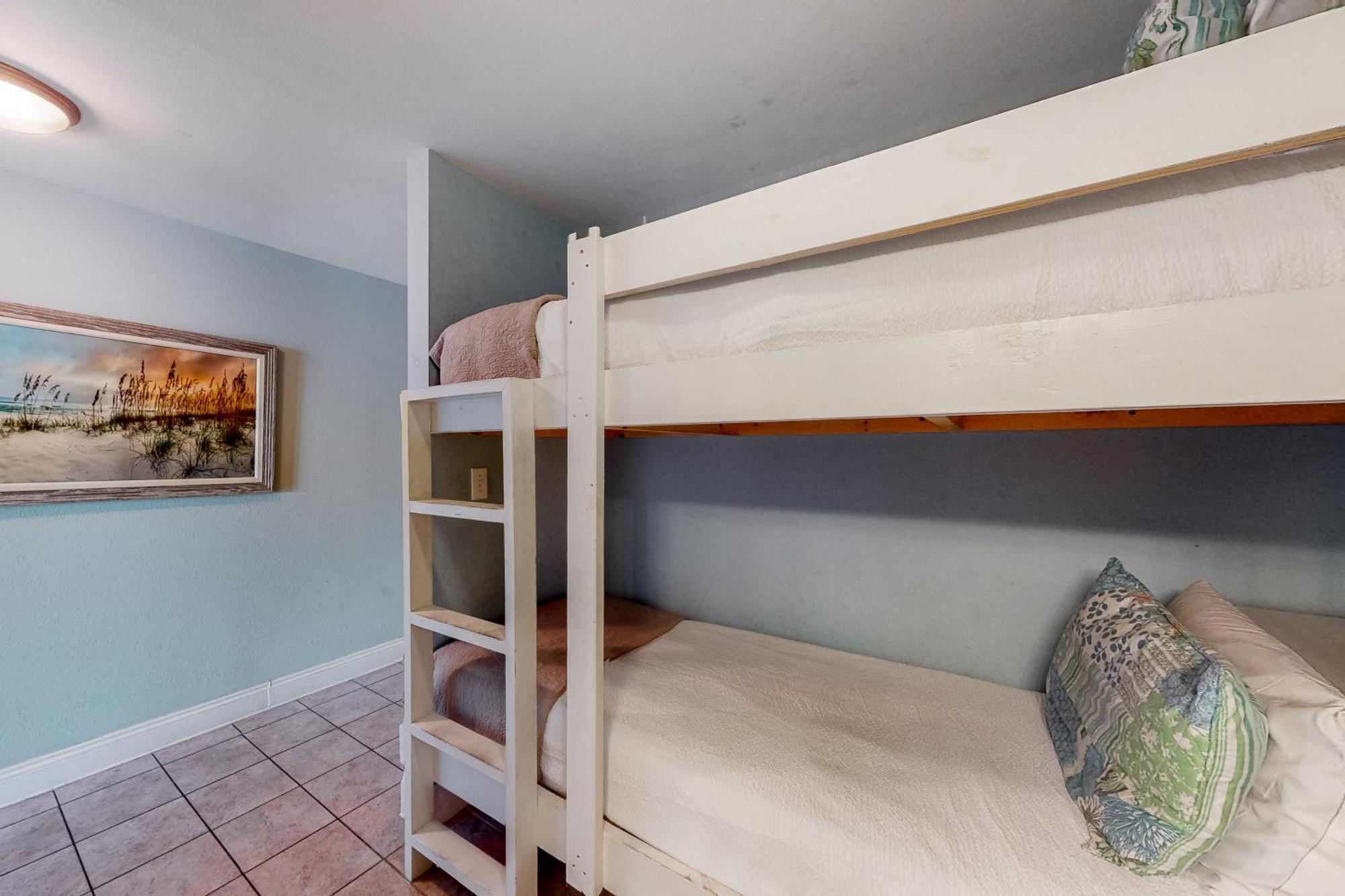Laketown Wharf 1937 Apartment *