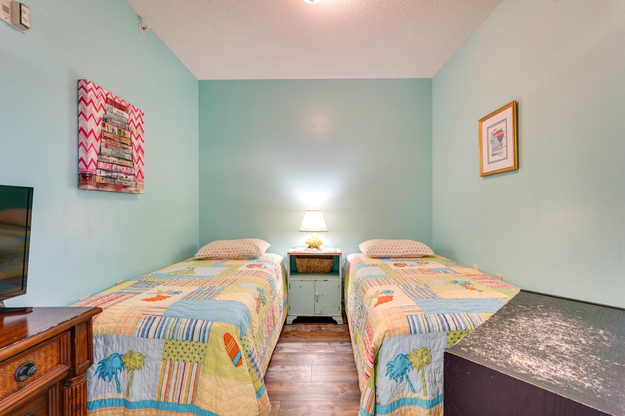 Gulf Coast Getaway With Balcony And Amenities!