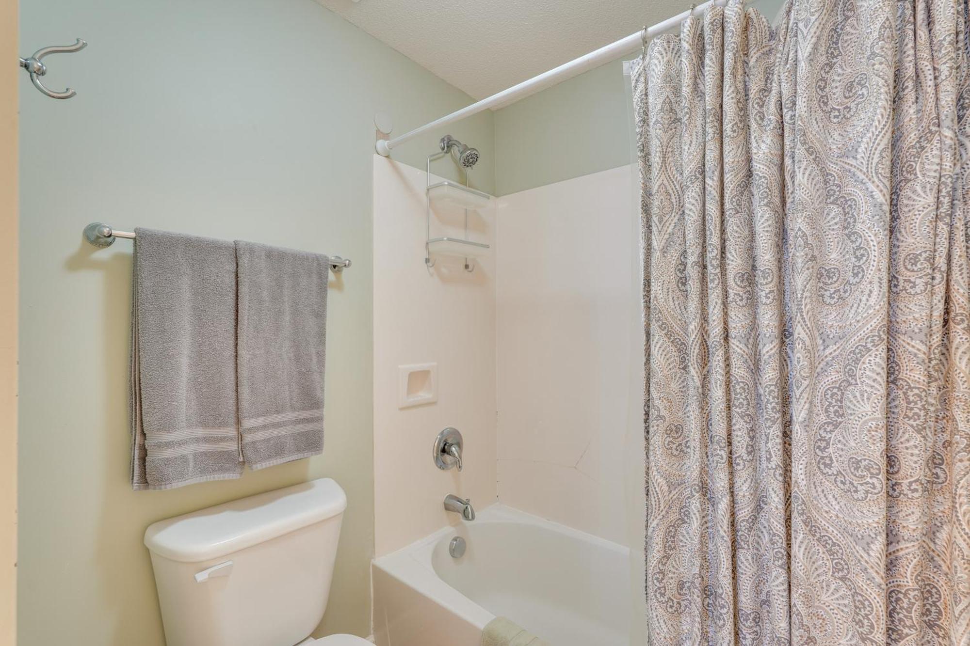 Gulf Coast Getaway With Balcony And Amenities!