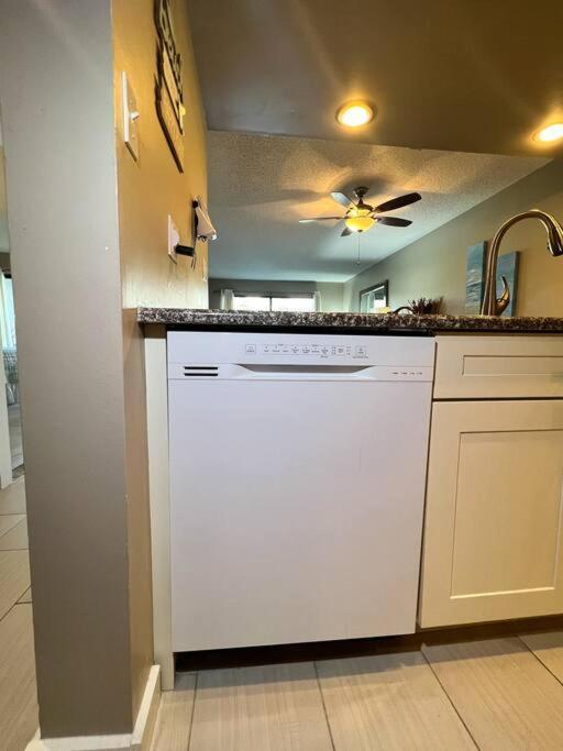 Villa Quiet-relaxing-modern-sleeps 8 Walk To The Beach! Panama City Beach