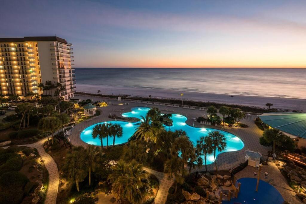 Quiet-relaxing-modern-sleeps 8 Walk To The Beach!
