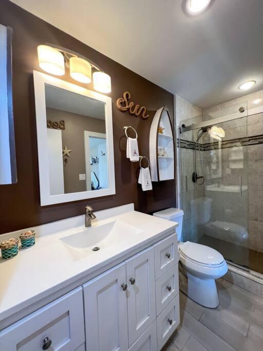 Quiet-relaxing-modern-sleeps 8 Walk To The Beach! *