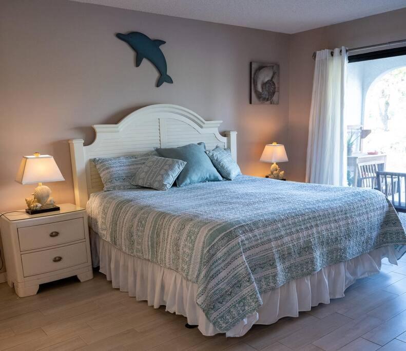 Villa Quiet-relaxing-modern-sleeps 8 Walk To The Beach!