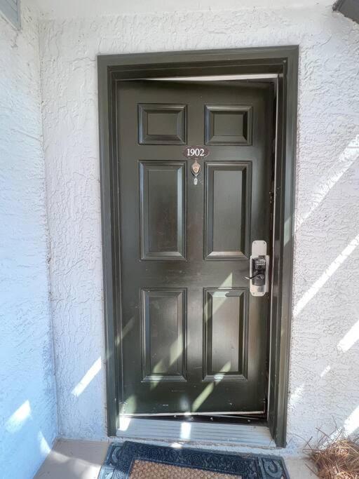 Quiet-relaxing-modern-sleeps 8 Walk To The Beach!