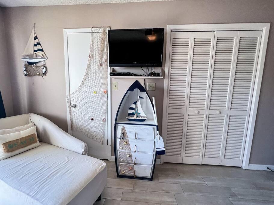 Villa Quiet-relaxing-modern-sleeps 8 Walk To The Beach! *