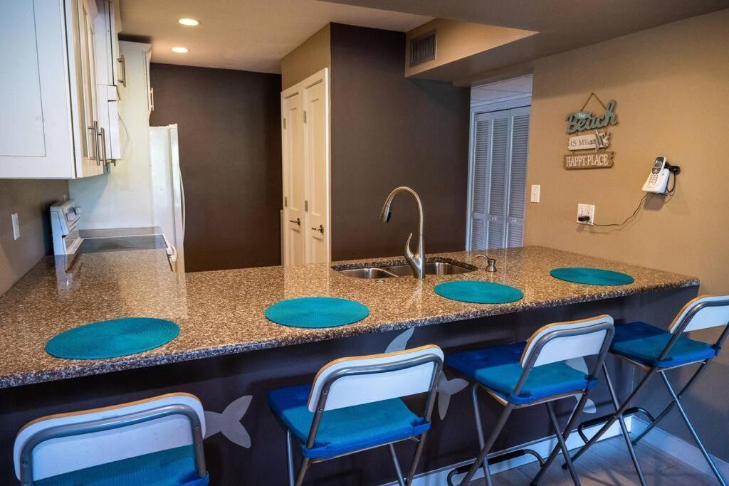 Quiet-relaxing-modern-sleeps 8 Walk To The Beach! *