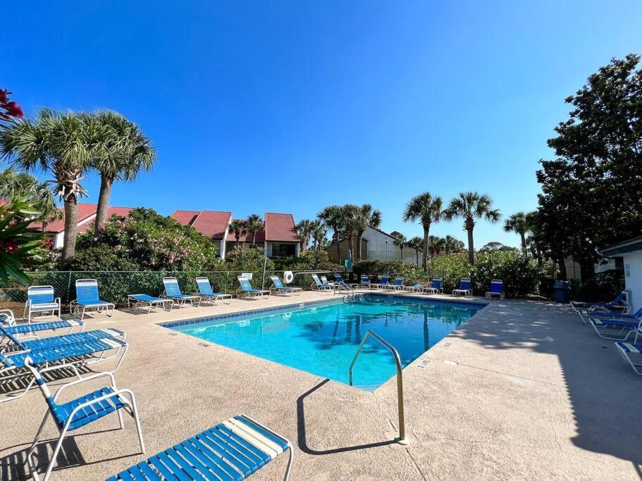 Quiet-relaxing-modern-sleeps 8 Walk To The Beach!