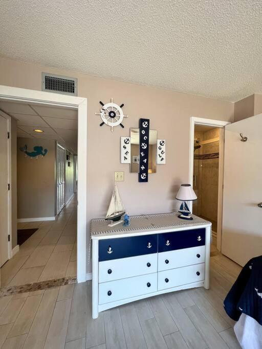 Quiet-relaxing-modern-sleeps 8 Walk To The Beach! Villa