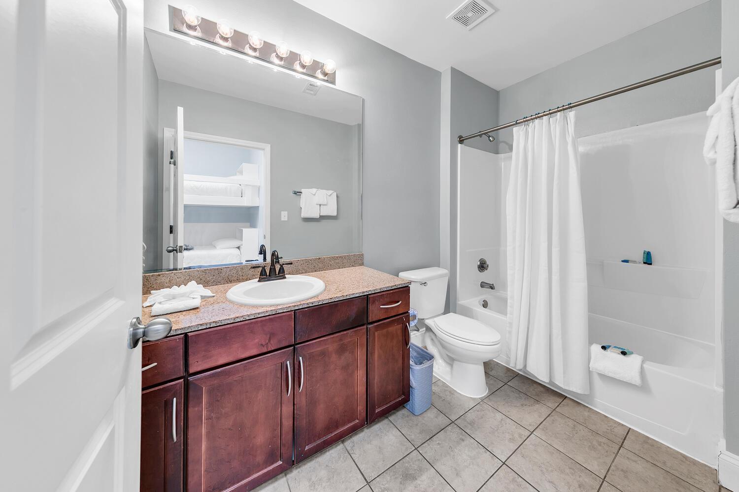 Laketown Wharf 2017 Apartment *