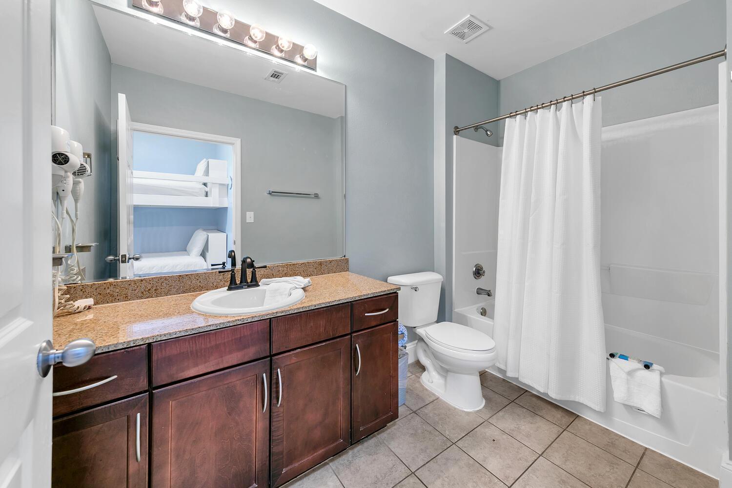 Apartment Laketown Wharf 2013 *