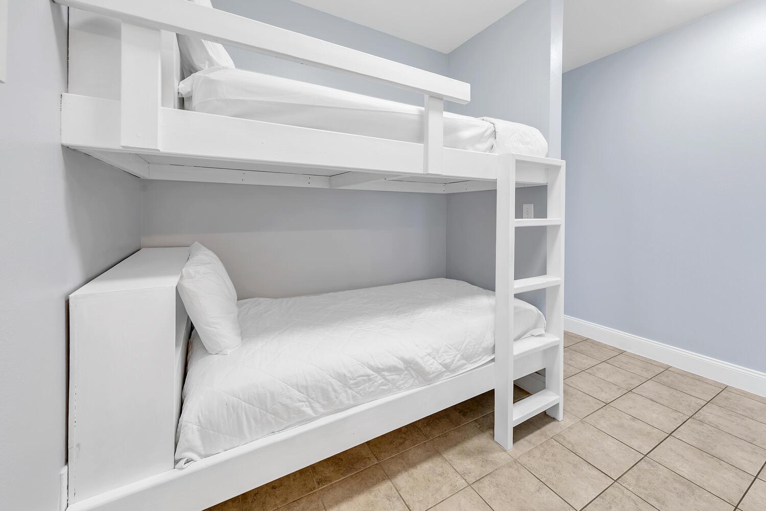 Laketown Wharf 2013 Apartment *
