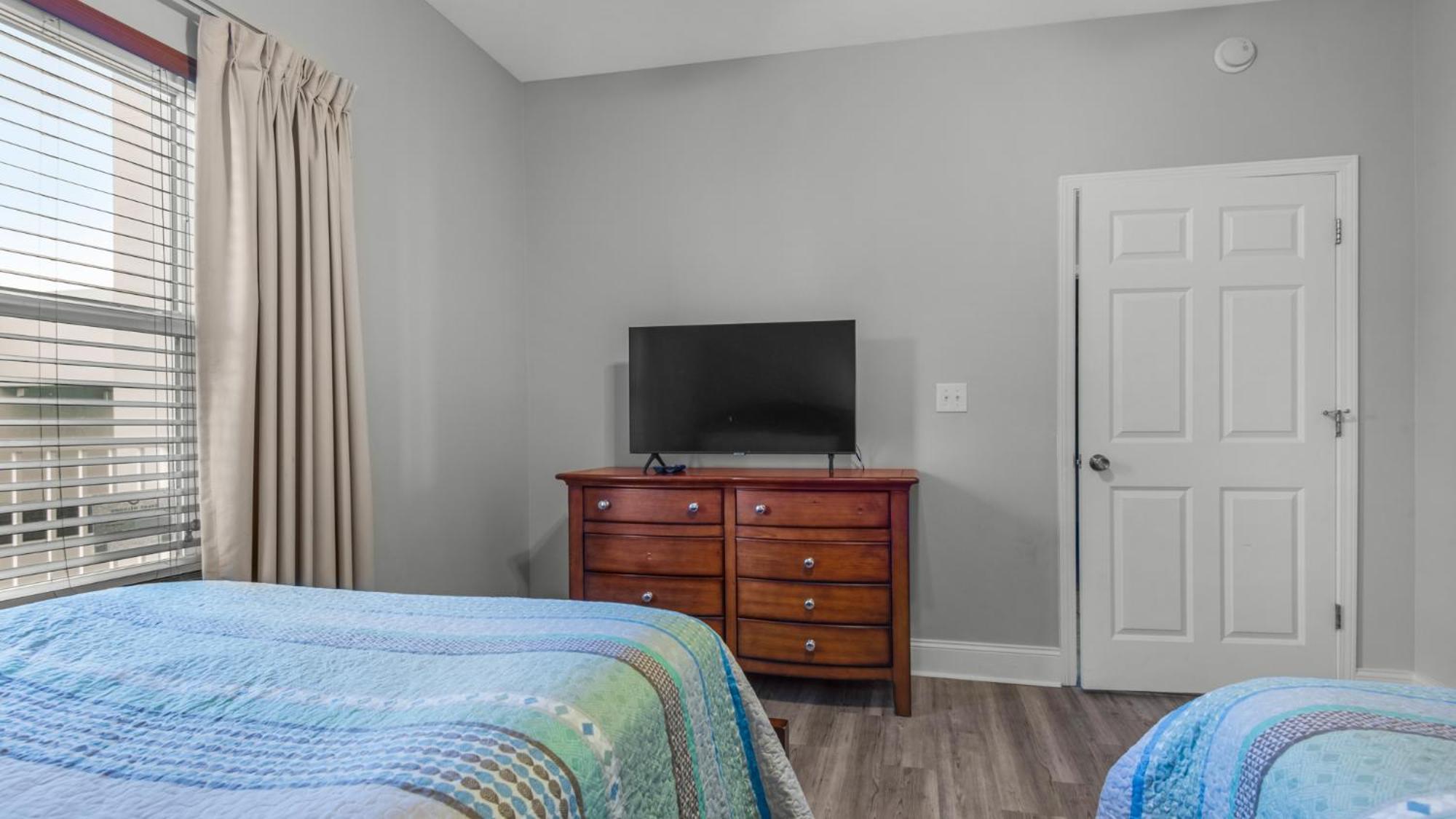 Laketown Wharf 933! Beautiful 3 Bd, Great Amenities, And Great Location *