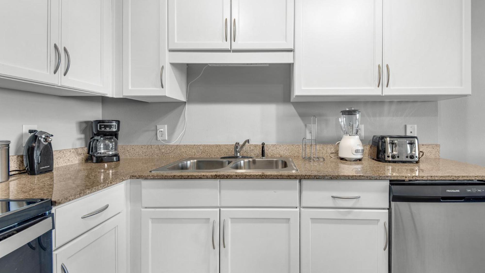 Laketown Wharf 933! Beautiful 3 Bd, Great Amenities, And Great Location *