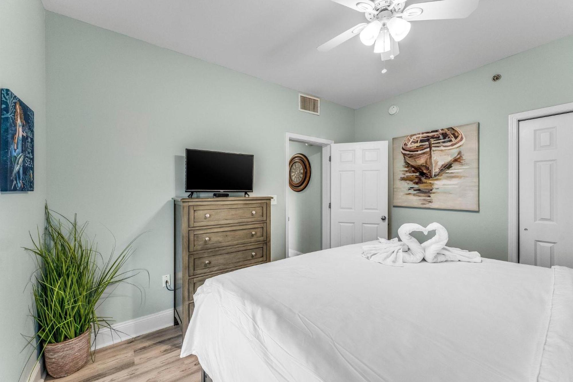 Laketown Wharf 1331 Apartment