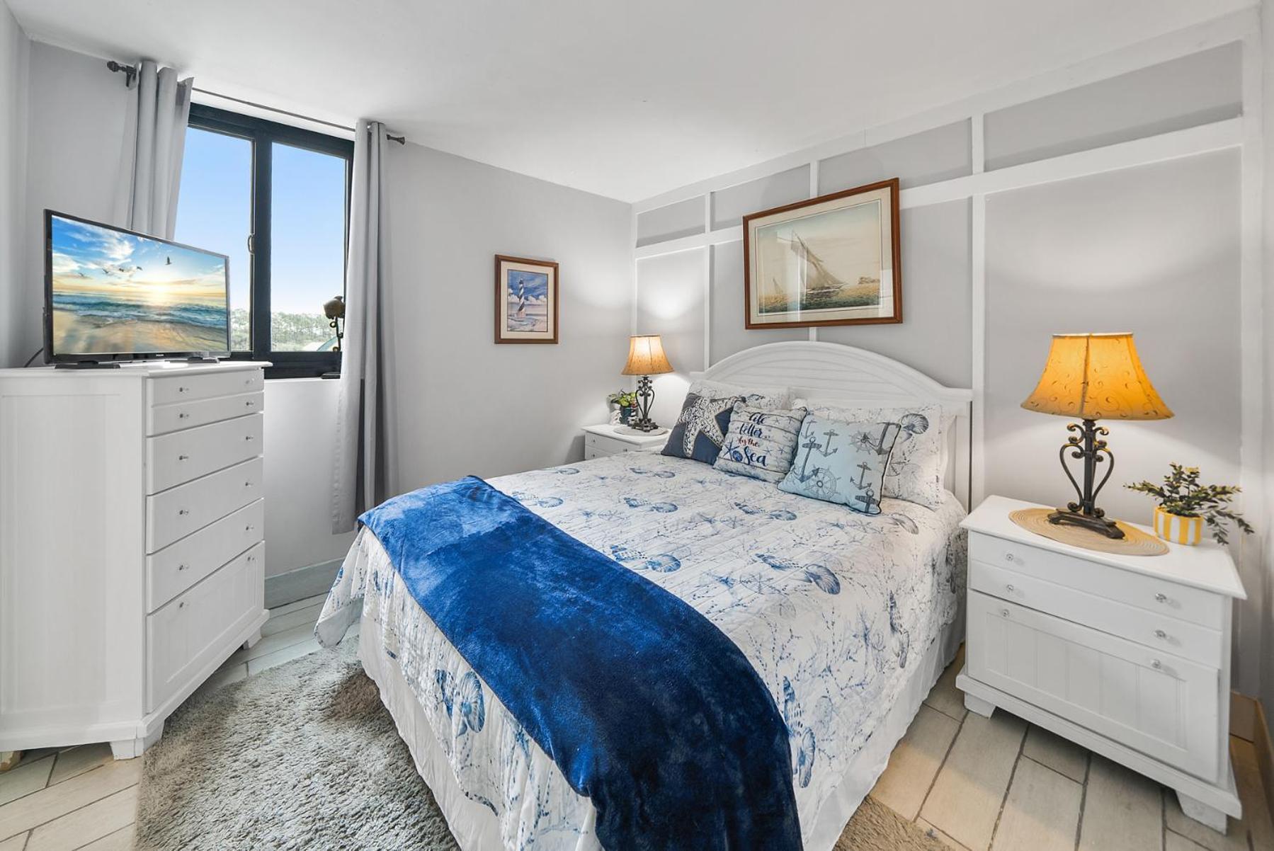 Spring Special! Renovated - On The Beach! Apartment