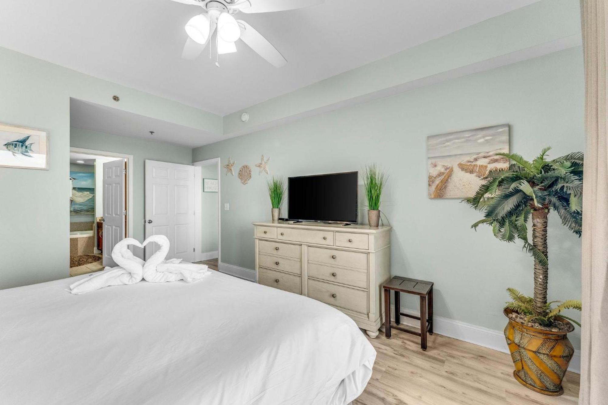 Laketown Wharf 1331 Apartment