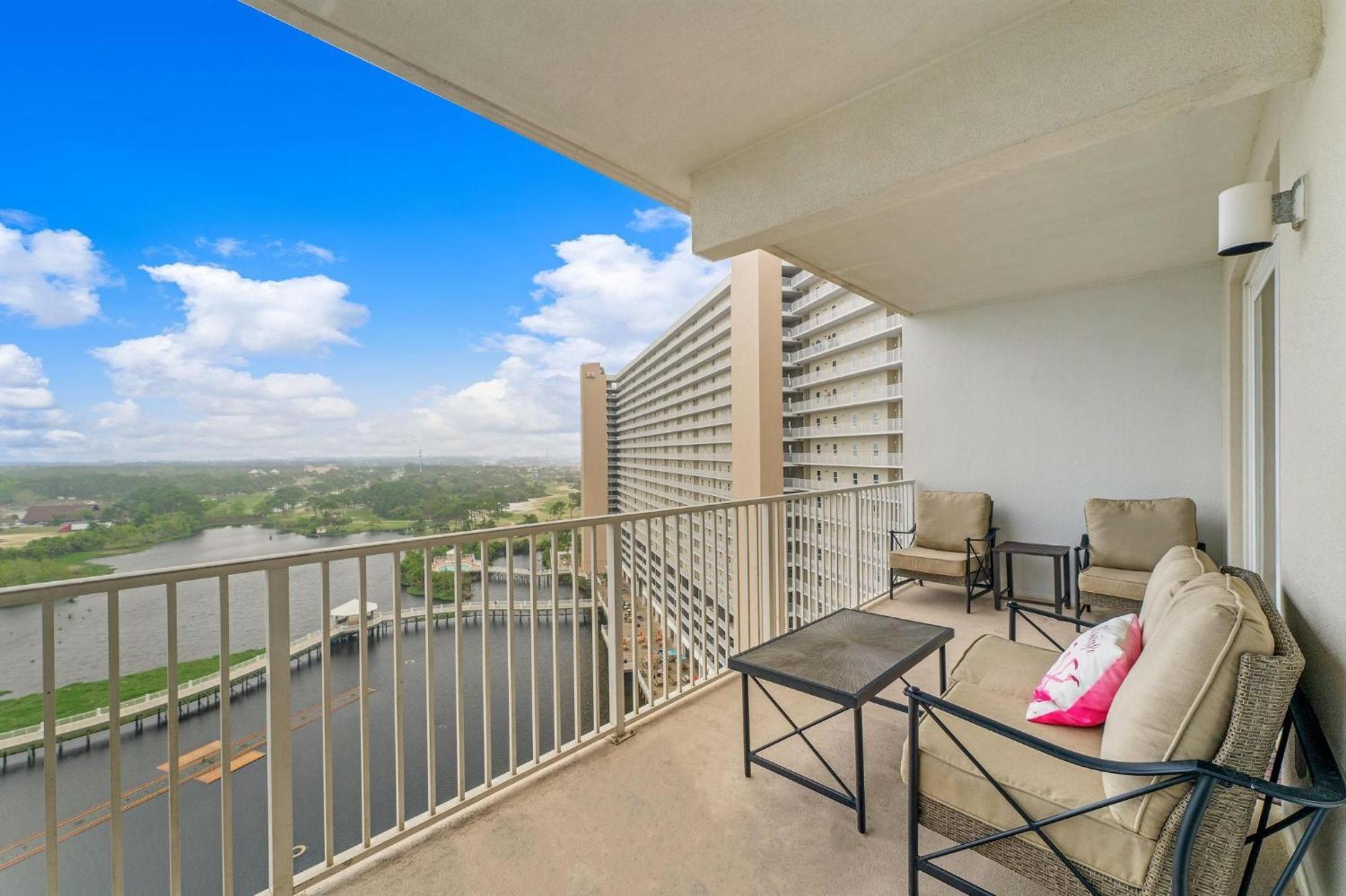 Apartment Laketown Wharf 1331