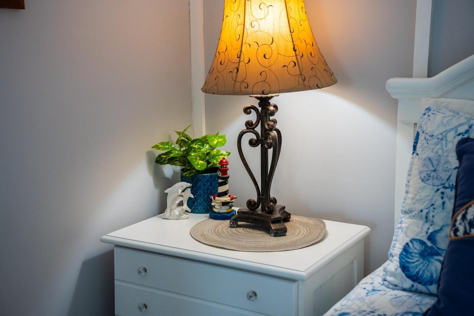 Spring Special! Renovated - On The Beach! Apartment