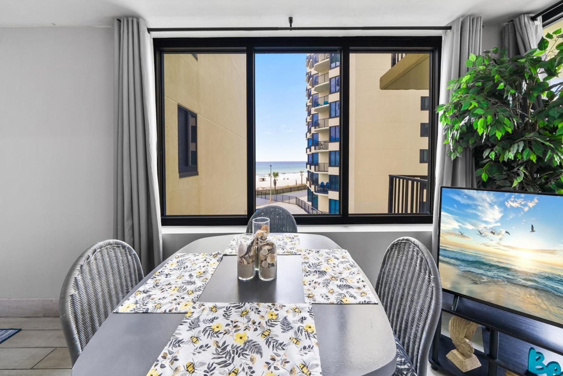 Spring Special! Renovated - On The Beach! Apartment *