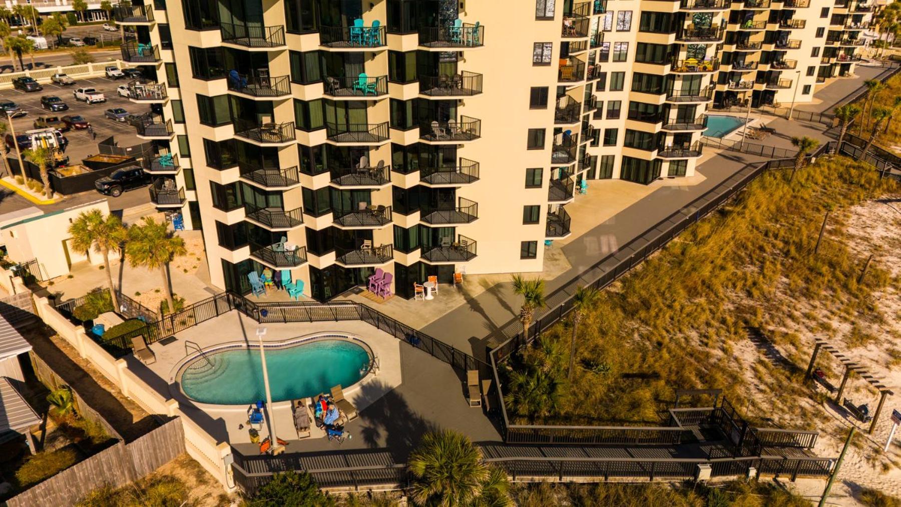 Spring Special! Renovated - On The Beach! Apartment