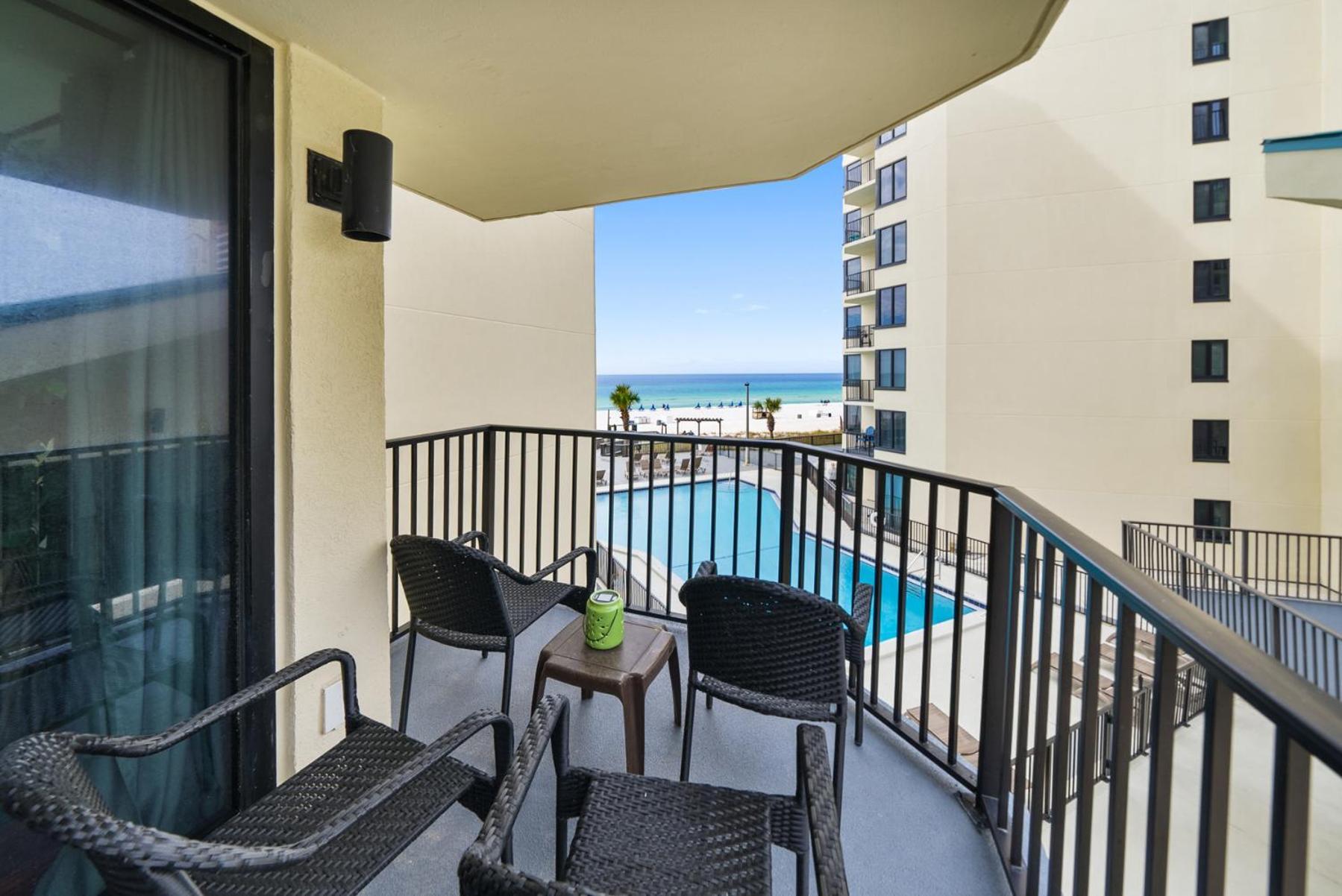 Spring Special! Renovated - On The Beach! Apartment