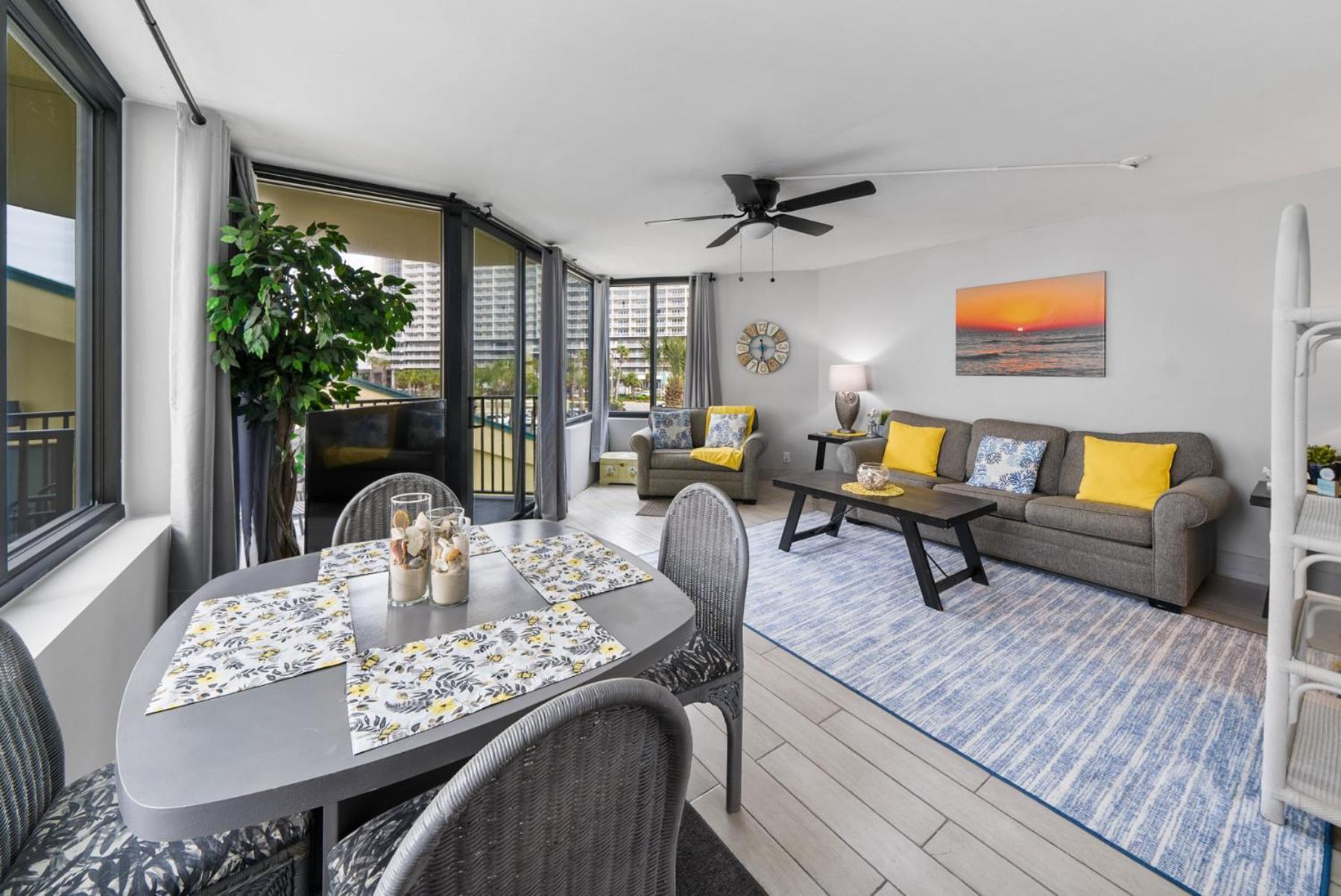 Spring Special! Renovated - On The Beach! Apartment *