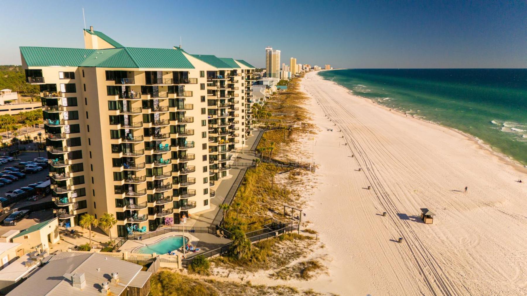 Spring Special! Renovated - On The Beach! Apartment *