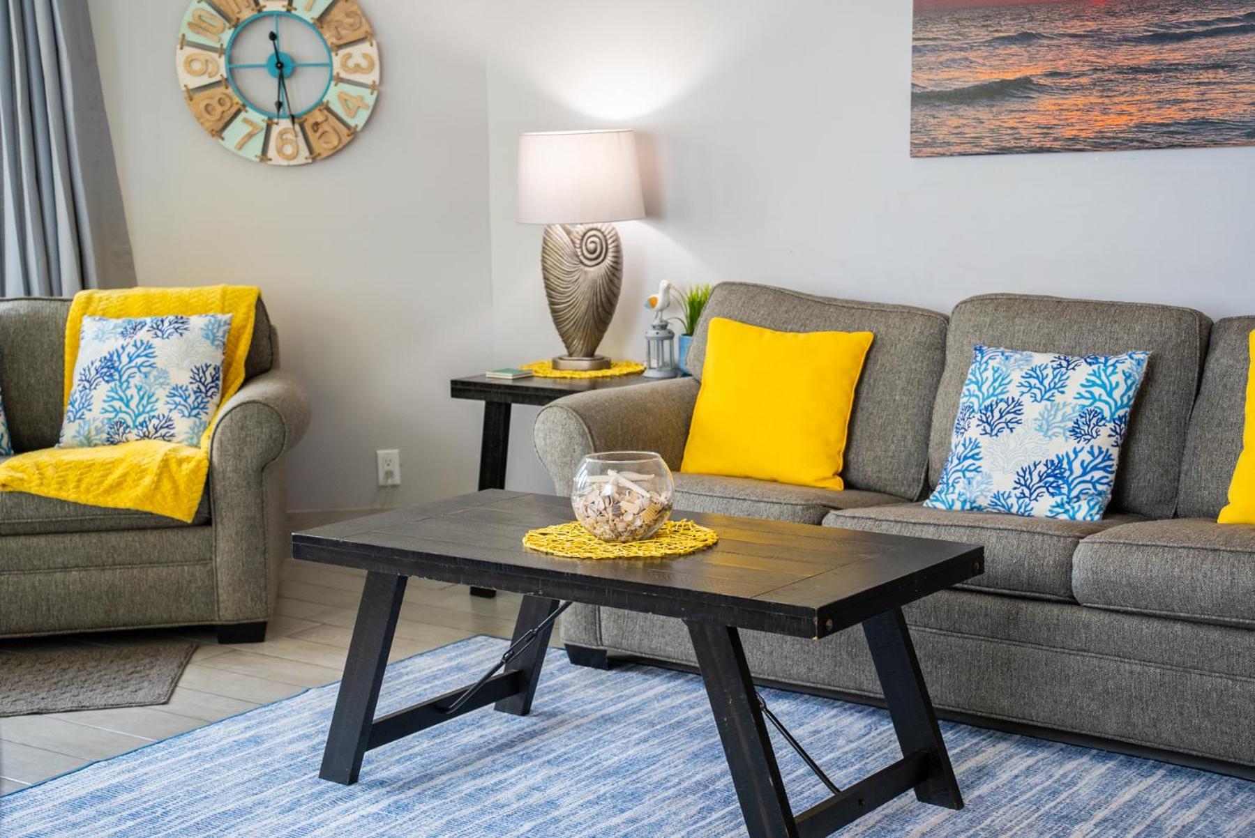 Spring Special! Renovated - On The Beach! Apartment