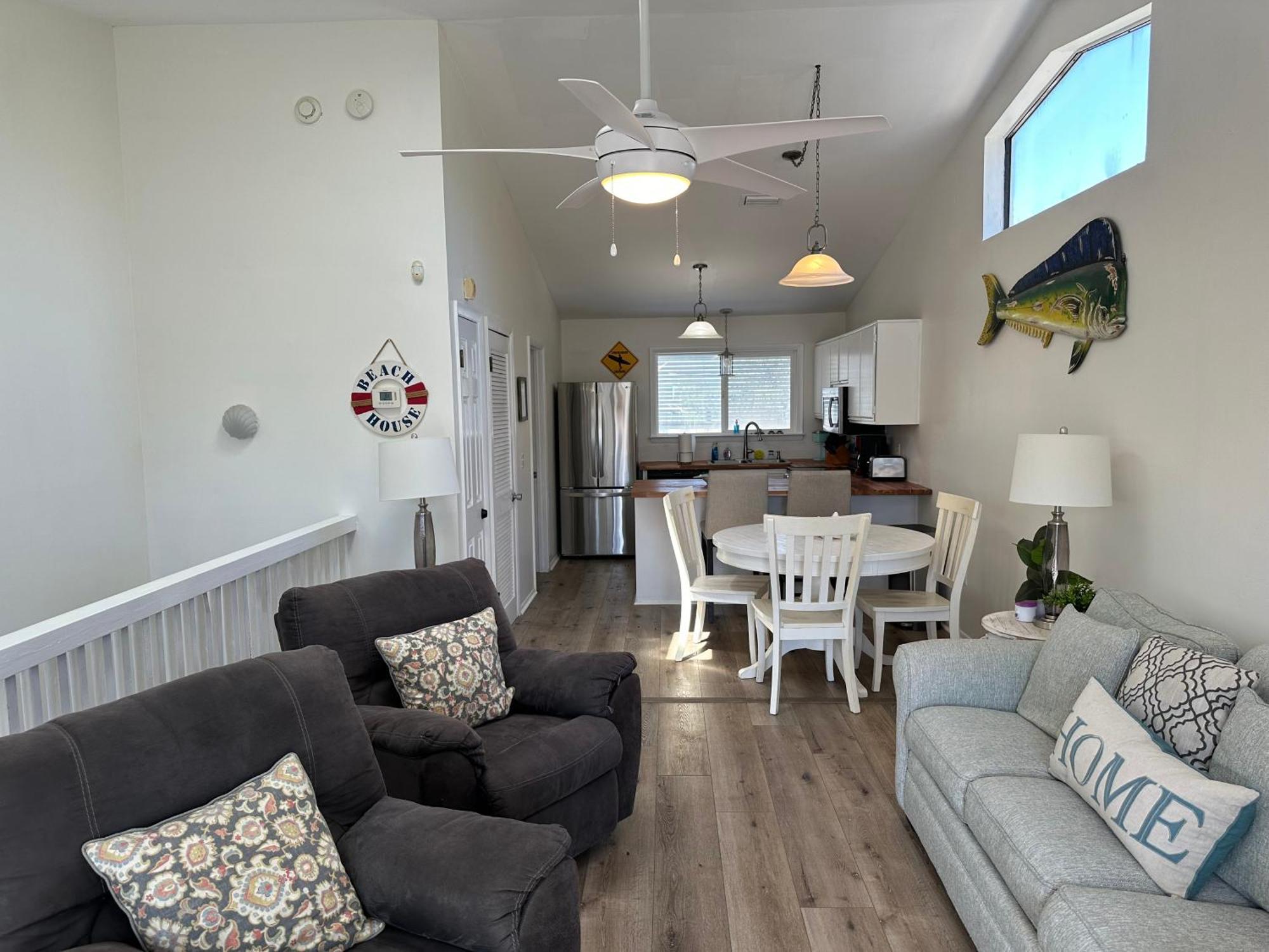 Holiday home Dream Escape - 200ft To Waves - Breakfast - Private Hot Tub Awaits
