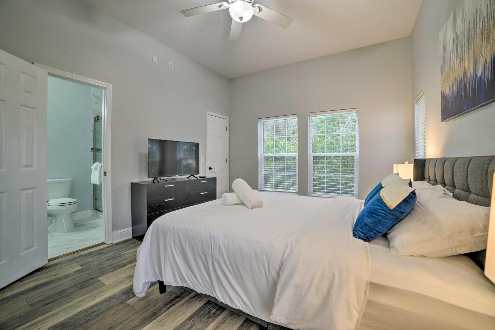Sunny Pcb With Balcony Steps To The Beach! Holiday home