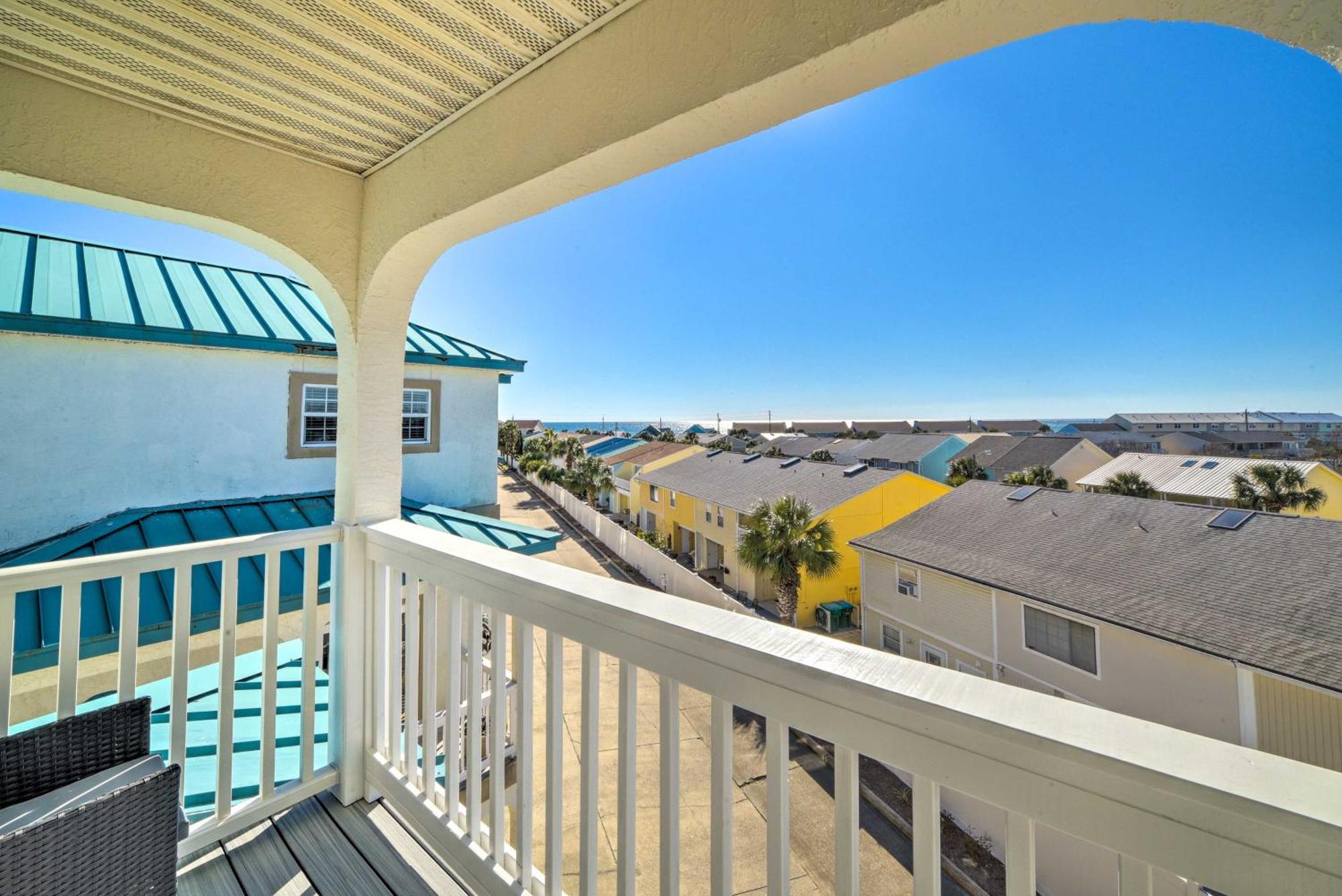Sunny Pcb With Balcony Steps To The Beach! Holiday home *