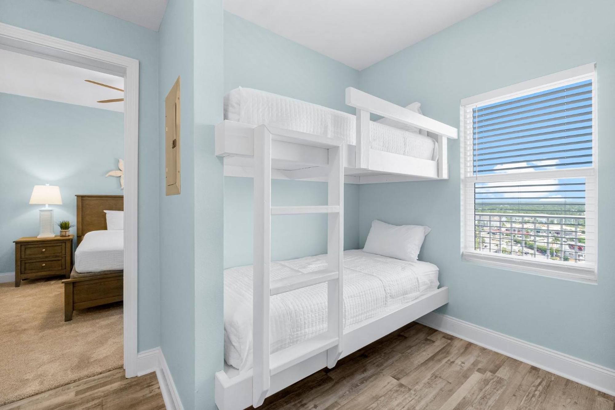 Apartment Laketown Wharf 1510 *