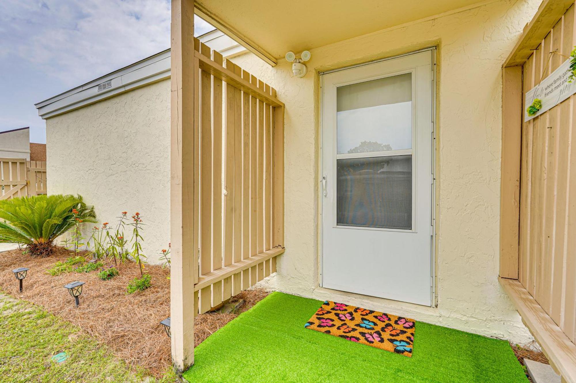 Apartment Pcb With Patio And Perks Walk To Beach!