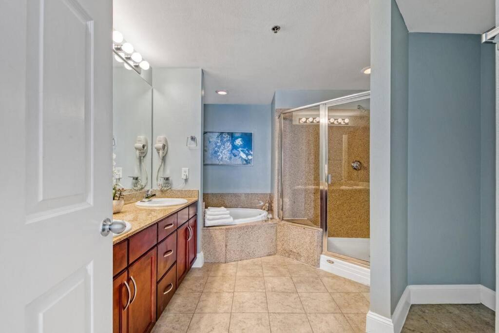 Gulfview #1809 At Laketown Wharf *
