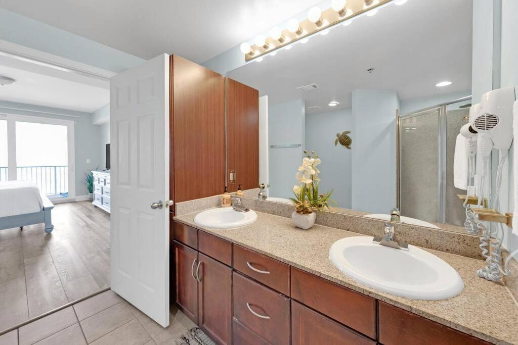 Gulfview #1809 At Laketown Wharf *