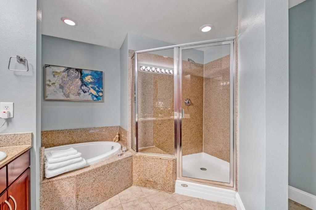 Gulfview #1809 At Laketown Wharf *