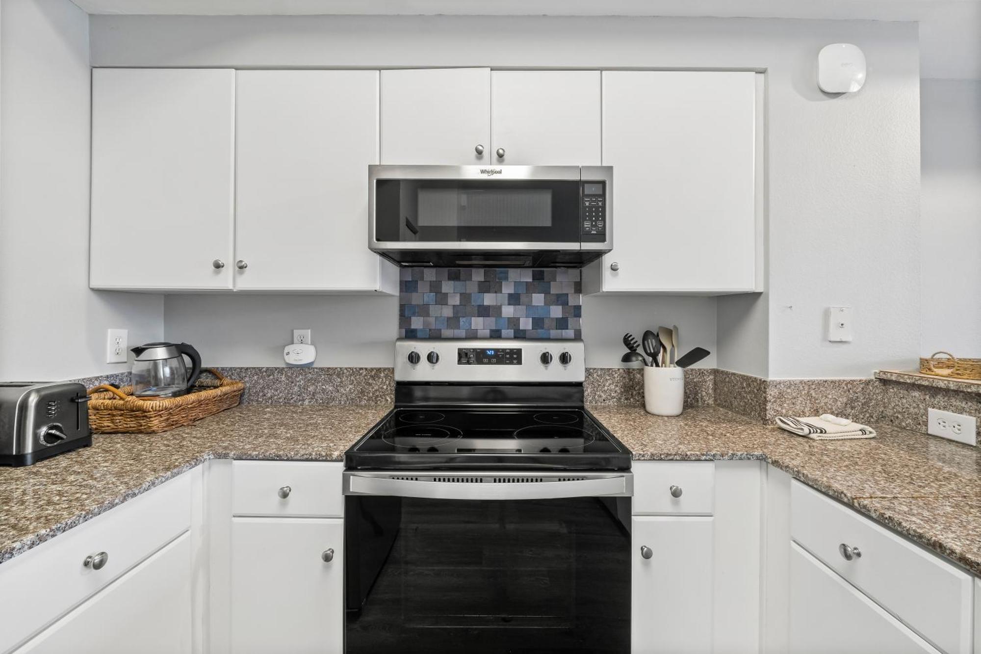 Apartment Modern Beachfront On The Sleeps 6! By Dolce Getaways Pcb