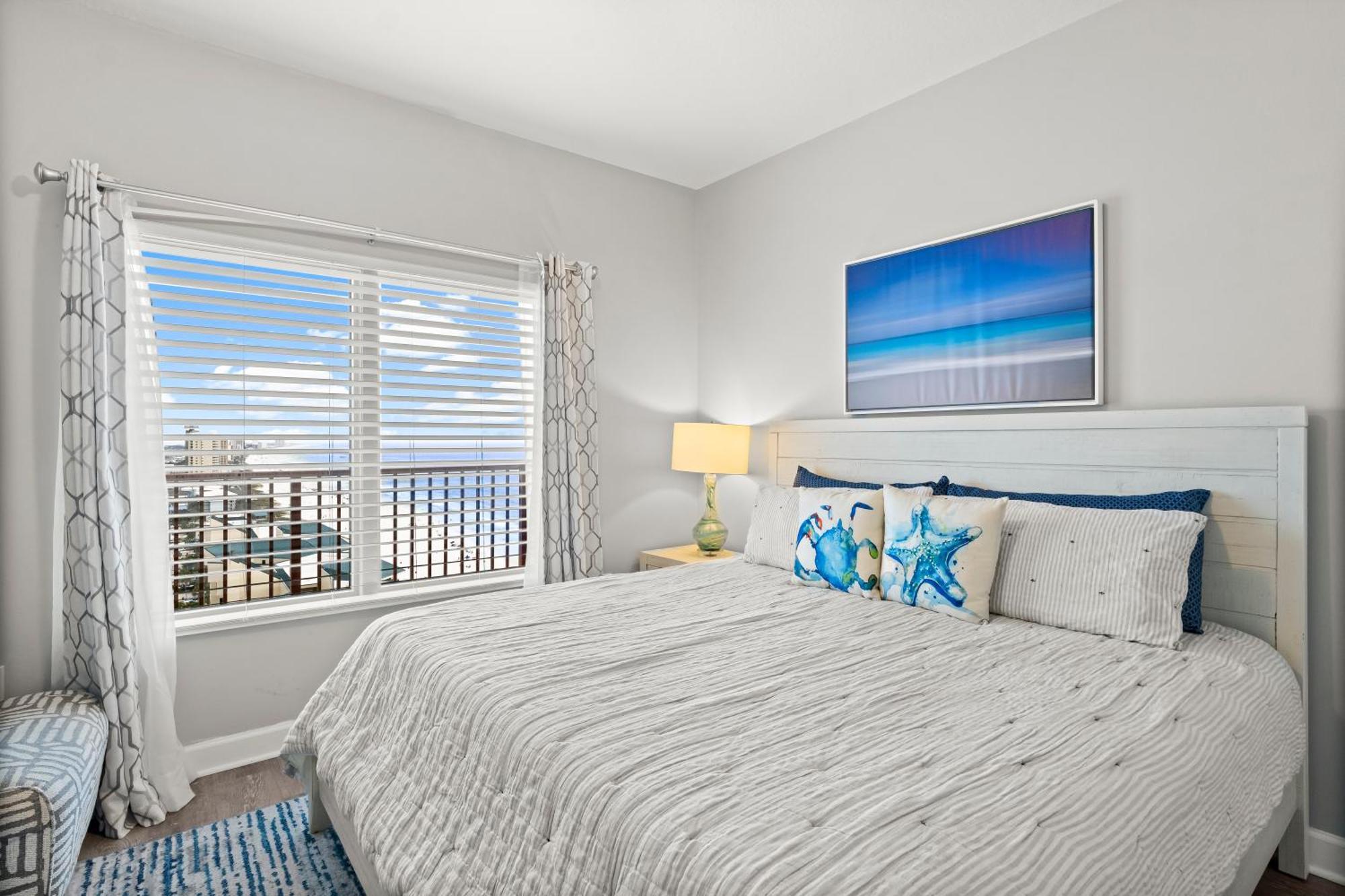 Apartment Modern Beachfront On The Sleeps 6! By Dolce Getaways Pcb
