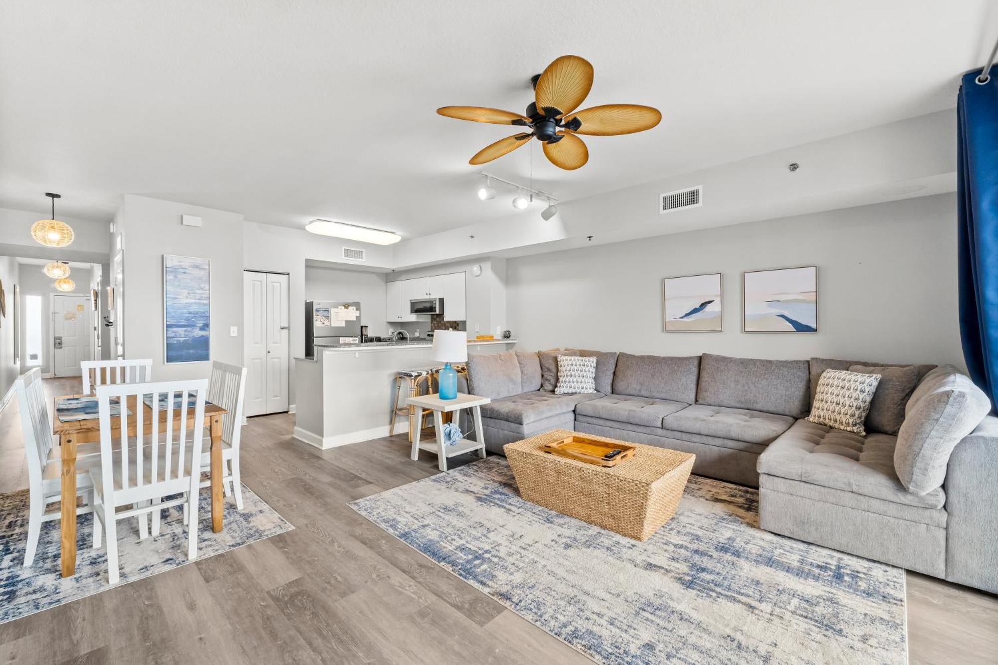 Modern Beachfront On The Sleeps 6! By Dolce Getaways Pcb