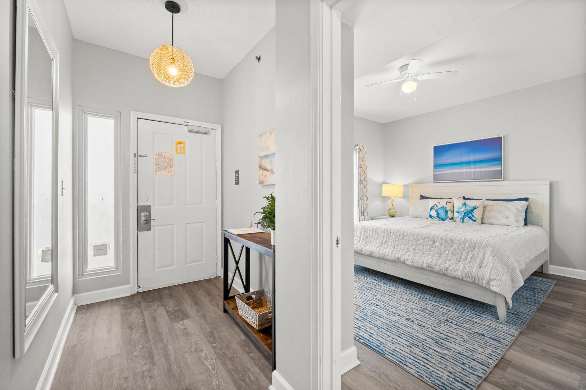 Apartment Modern Beachfront On The Sleeps 6! By Dolce Getaways Pcb