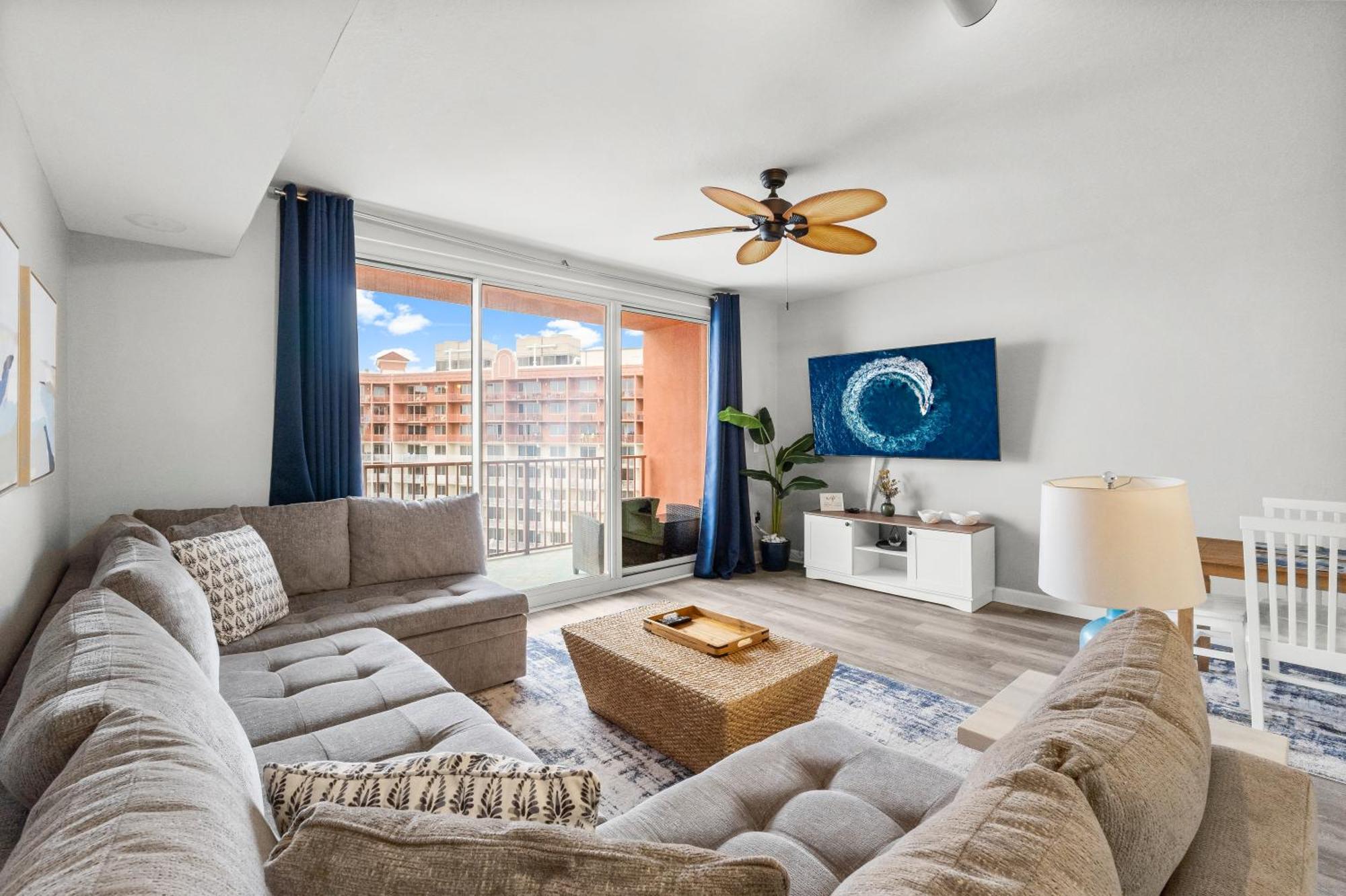Modern Beachfront On The Sleeps 6! By Dolce Getaways Pcb