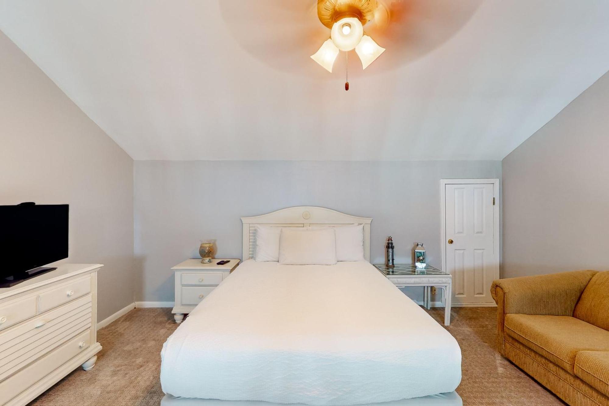 Treasure Cove C302 Apartment *