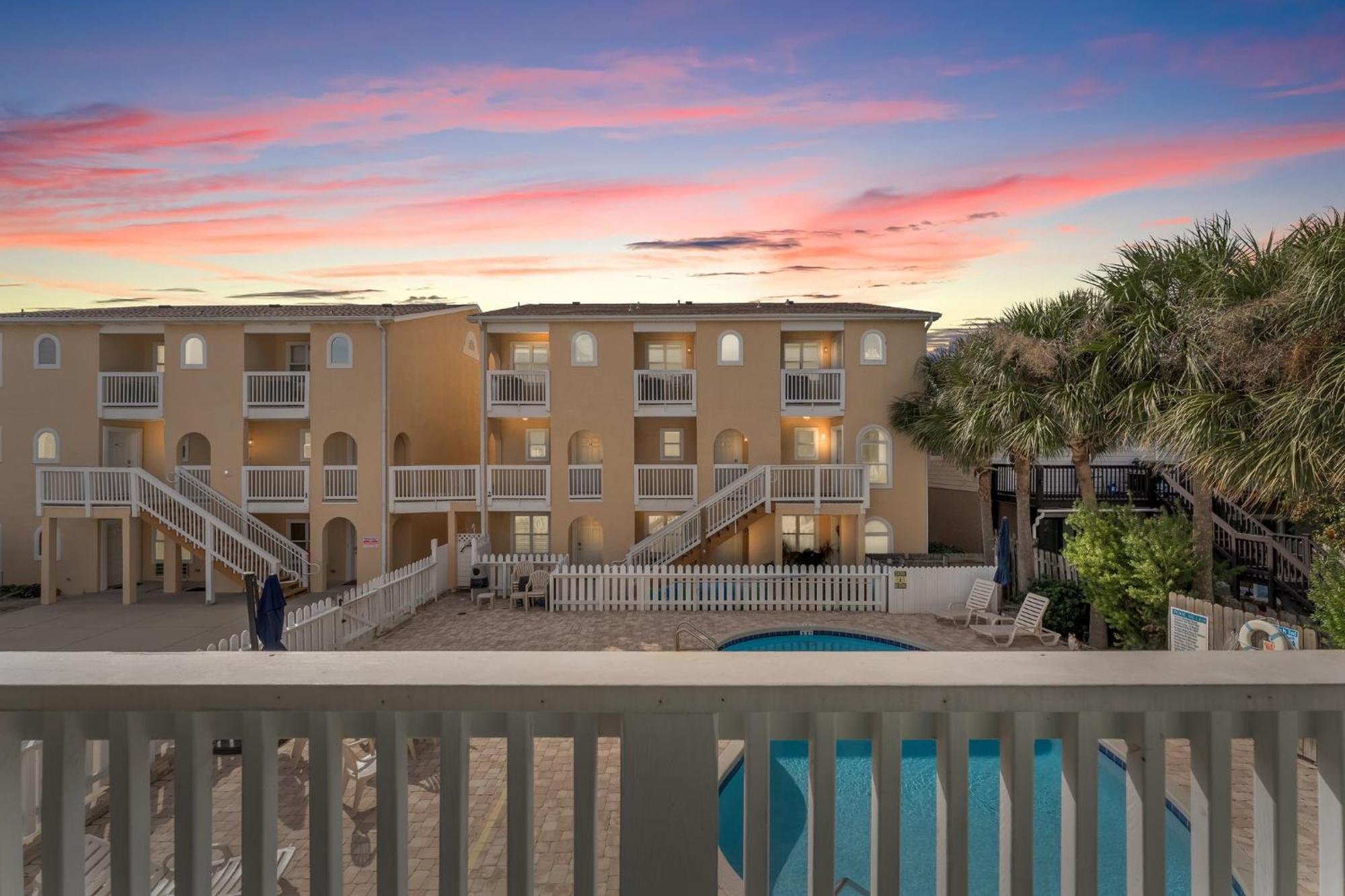 Apartment Treasure Island 0303 *